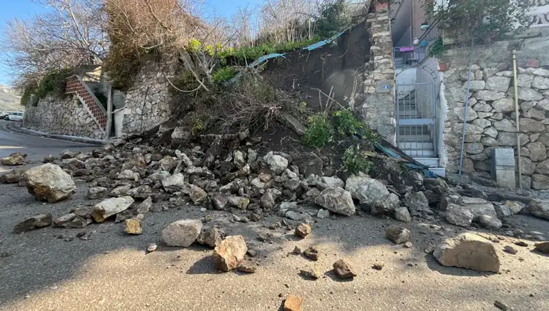 İstinat Duvarı Yolda Çöktü: Çoğu Araç Sıkıştı, Sıcak Saatler Yaşandı