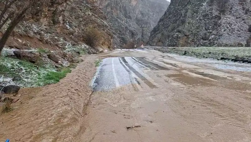 Tunceli'de Şiddetli Dolu ve Sağanak Yağış Hayatı Felç Etti