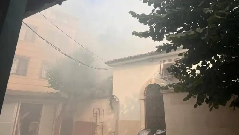 Fatih'te Tarihi Tahta Minare Hamamı'nda Yangın Panik Yaratıyor