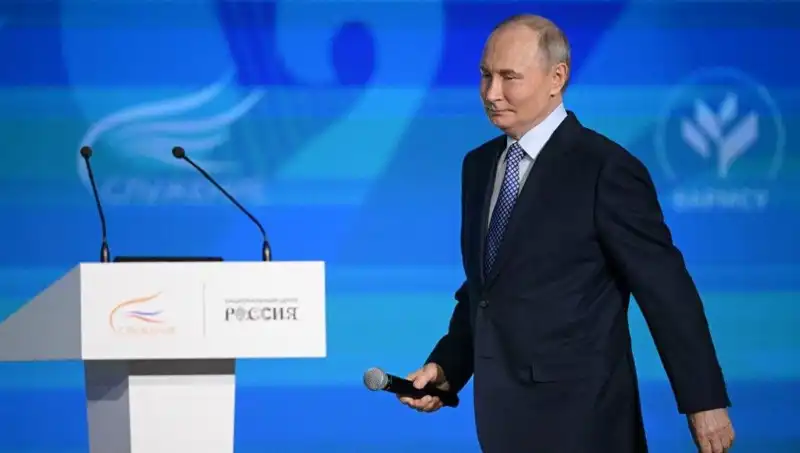 Rusya’nın Yeni “Yabancı Ajanlar” Yasası: Putin İmzayı Attı, Neler Olacak?