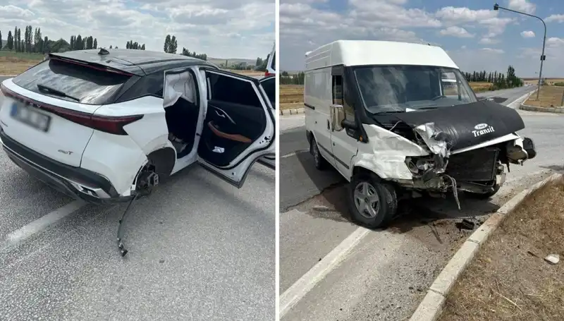 Çorum'da Korkutan Kazada İki Araç Kafa Kafaya Çarpıştı!