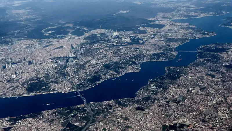 İstanbul Semalarında Bahar Coşkusu! Uçaklar Gökyüzünde Halka Çiziyor