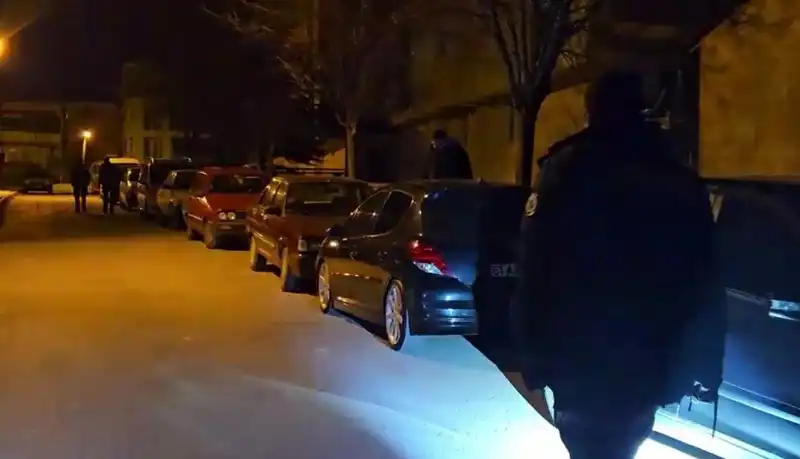 Park Halindeki Araçlara Çizik Atıp Kaçtılar: Güvenlik Kamerasında Flaş Görüntüler