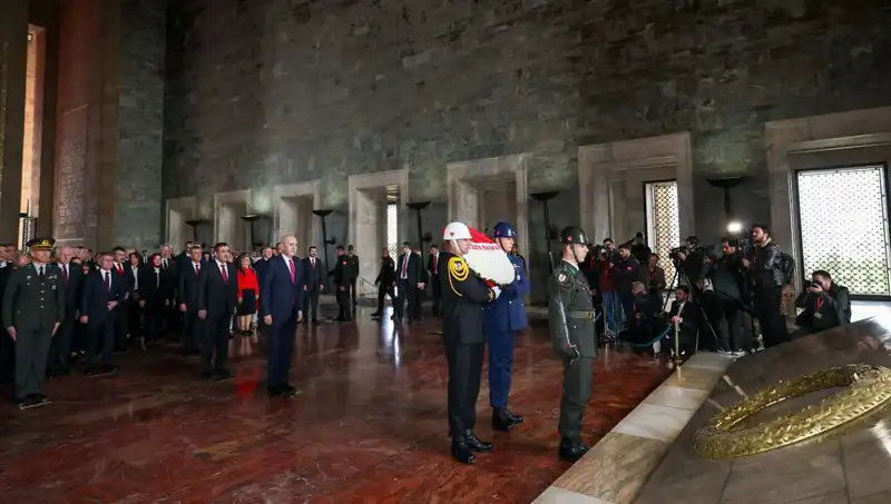 Devlet Erkanı, Anıtkabir’de Büyüleyici Bir Törenle Atatürk’ü Andı