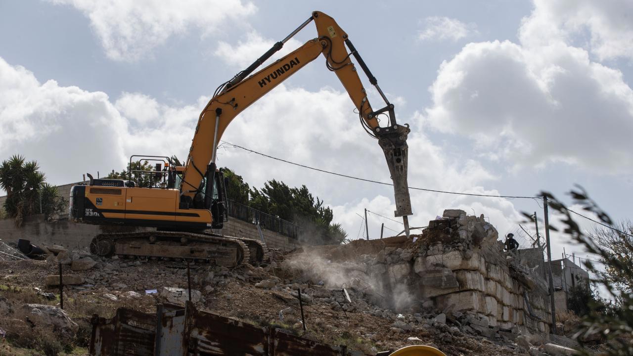 İşgalci İsrail, Batı Şeria'da bir Filistinlinin evini yıktı