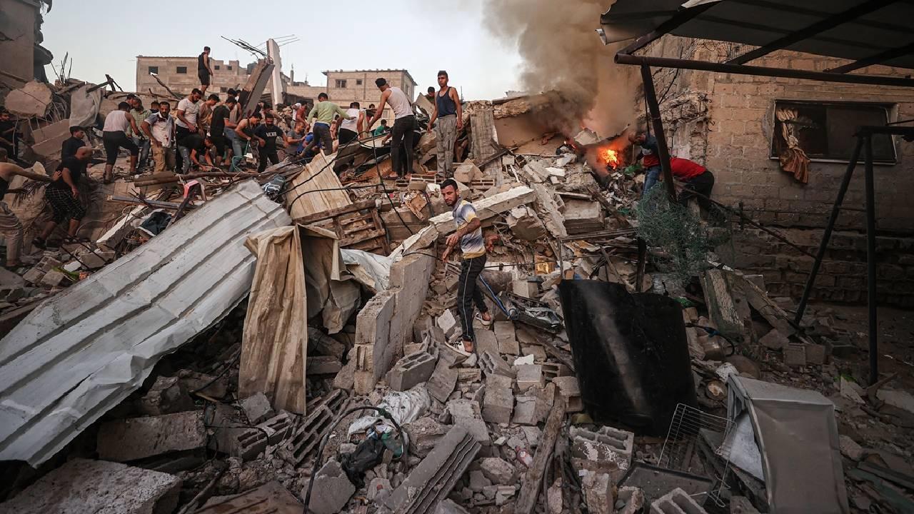 Katil İsrail, Gazze'de 6 Katlı Binayı Hedef Aldı: 12 Ölü