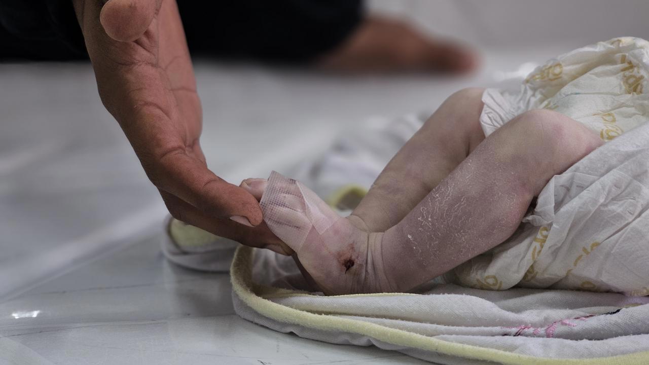 Gazze'de Soğuktan Ölen Çocukları Korumak İçin Aileler Nöbet Tutuyor
