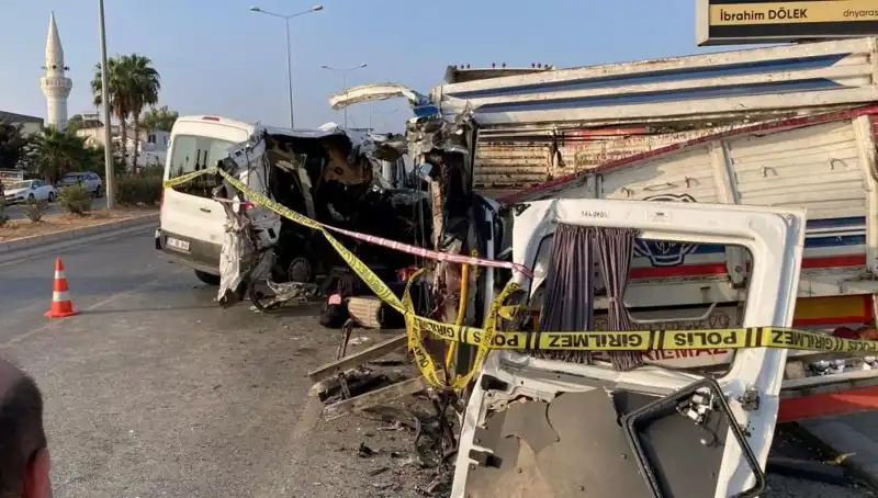 Mersin'de Tatil Yolunda Feci Kaza: İki Kişi Hayatını Kaybetti, On Yaralı