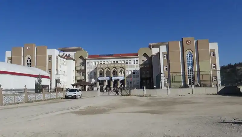 Ortaokulda Öğrenciye Şiddet İddiaları: Veliler Tepkili ve Olay Geniş Çapta Tartışılıyor