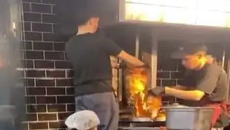 Pişmiş Tavuk Dönerin Üzerine Çiğ Et Koymanın Şok Edici Yüzeyi