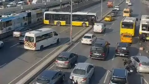İETT Otobüsü İki Araca Çarptı: Trafikte Kaos Anları!