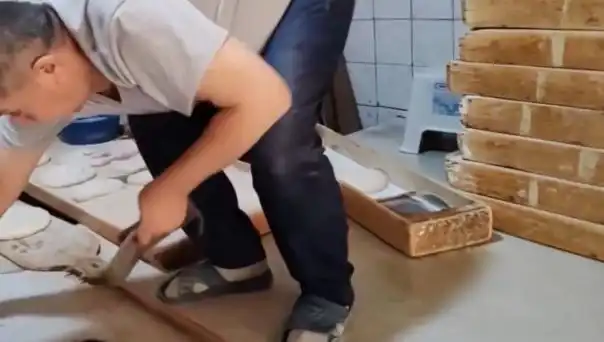Tezgahın Hijyeni Tehditte: Terlikli Pide Fırınına 105 Bin TL Ceza