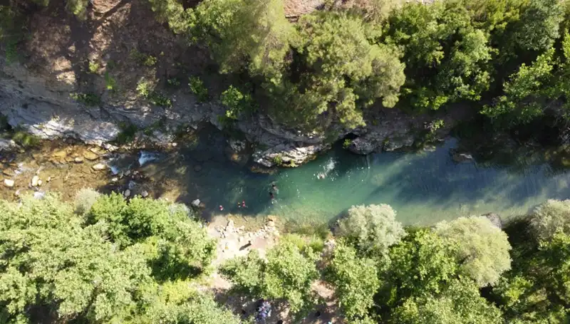 Adana'da Aşırı Nem Bunaltıyor, Yaylacılar Serinleme Yolları Arıyor
