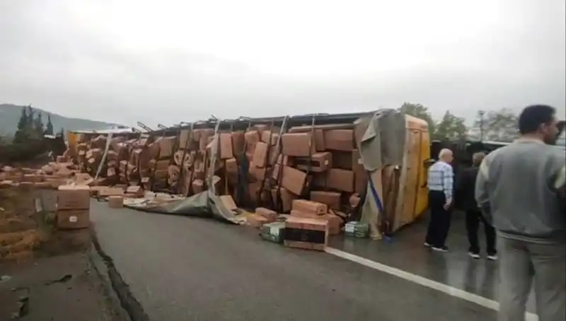 : TEM Otoyolu'nda TIR Devrildi: Ankara Yolu Trafiğe Kapandı!
