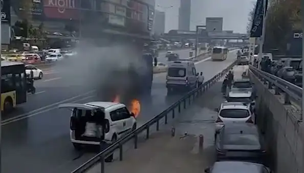 Yangın Söndürme Ekipleri TOMA ile Yanan Araca Müdahale Etti