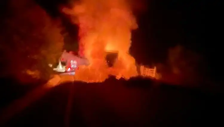 Seyir Halindeki Kamyonet Alev Alev Yandı, Neyse Ki Yaralı Yok!