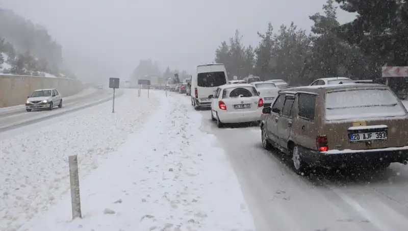 Denizli-Antalya Karayolu'nda Kar Alarmı: Trafik Felç Oldu