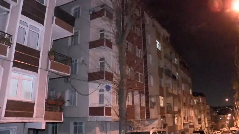 Altı Katlı Binada Panik: Kolonlardan Gelen Sesler Apartmanı Tahliye Etti