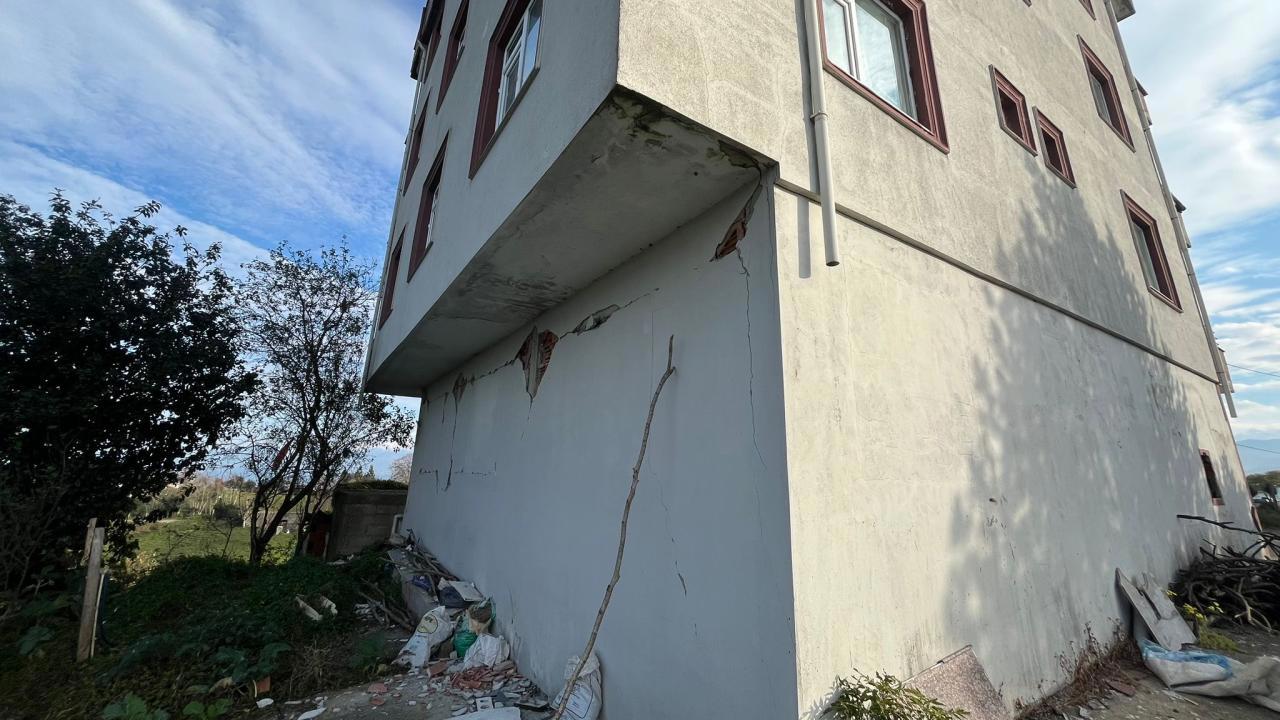 Rize'deki Depremde Çeşitli Yerler Hasar Gördü