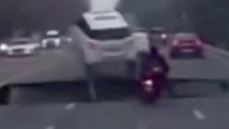 Güney Kore Otoyolunda Dev Çukur: Motosikleti Yuttu, Sürücü Hayatta Kaldı!