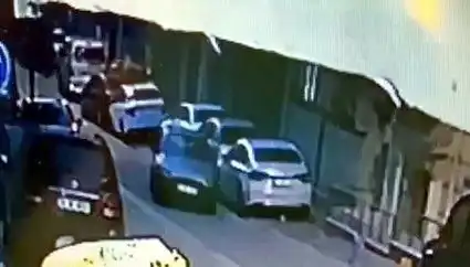 Esenyurt'ta Park Halindeki Araçlara Çarpan Sürücü Kaçtı, Kimliği Merak Ediliyor!