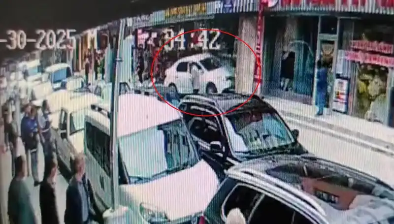 Alkollü Sürücünün Mağaza Baskını: İki Çocuk Son Anda Kurtuldu
