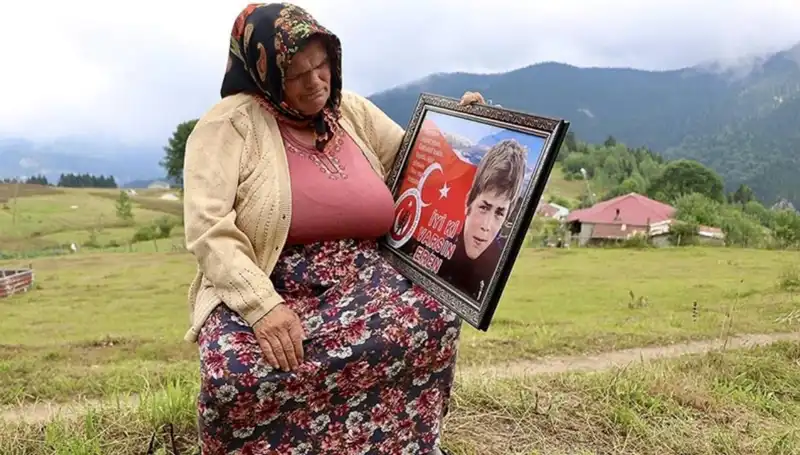 DEM Parti, Eren Bülbül'ün Annesinin Bayramını Unutmadı