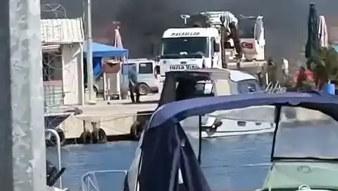 Tuzla Balıkçı Barınağında Çıkan Lastik Yangını Korku Dolu Anlar Yaşattı