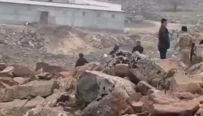Diyarbakır'da Taşlı, Silahlı Kavga: Üç Ölüm ve Çok Sayıda Yaralı