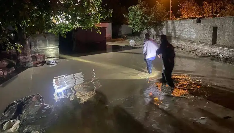 20 Dakikalık Yağmur Sel Felaketi Yarattı: 1 Ev Çöktü, 3 Ev Boşaltıldı