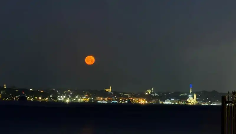 Çilek Dolunayı İstanbul'u Aydınlattı: Eşsiz Görsel Şölen
