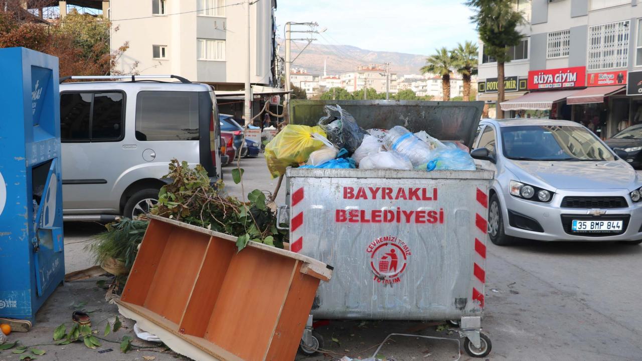 İzmir Bayraklı'da Çöp Yığınları Sokakları Doldurdu