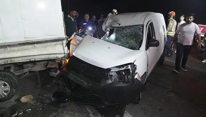 İstanbul'da Feci Kaza: Üç Kişi Yaralandı, Olay Yerinde Panik Hakkında Tüm Detaylar