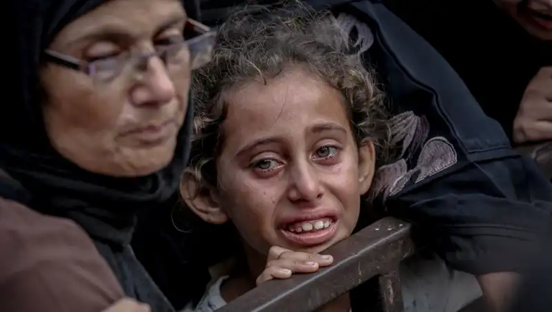 Gazze'deki Açlık Savaşında Şok Edici İddia: İsrail Askeri Yemekleri Toprağa Gömüyor